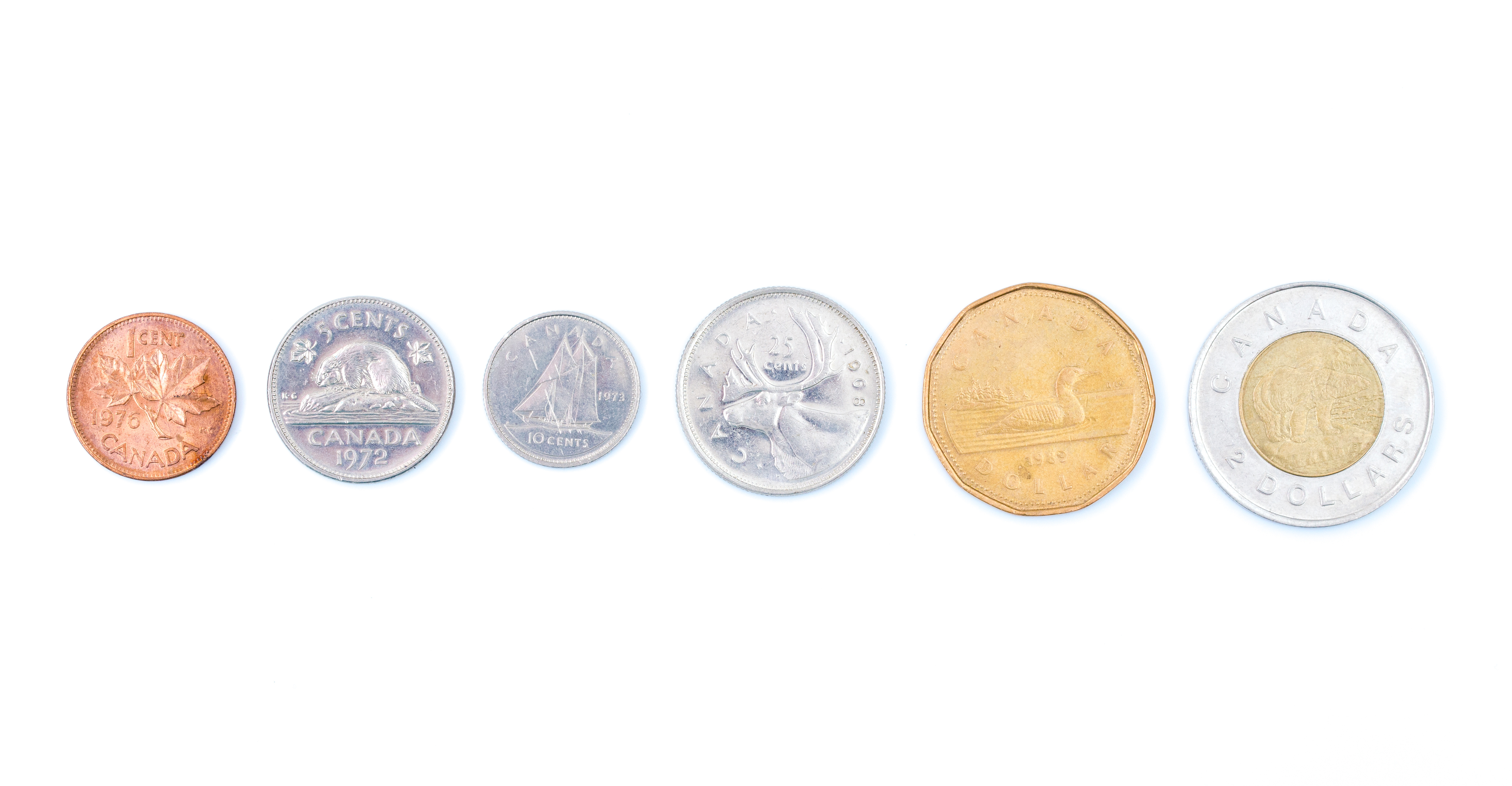 Les pièces de monnaie du Canada sont produites par la Monnaie royale canadienne et libellées en dollars canadiens ($) et en cents (¢), une sous-unité du dollar.